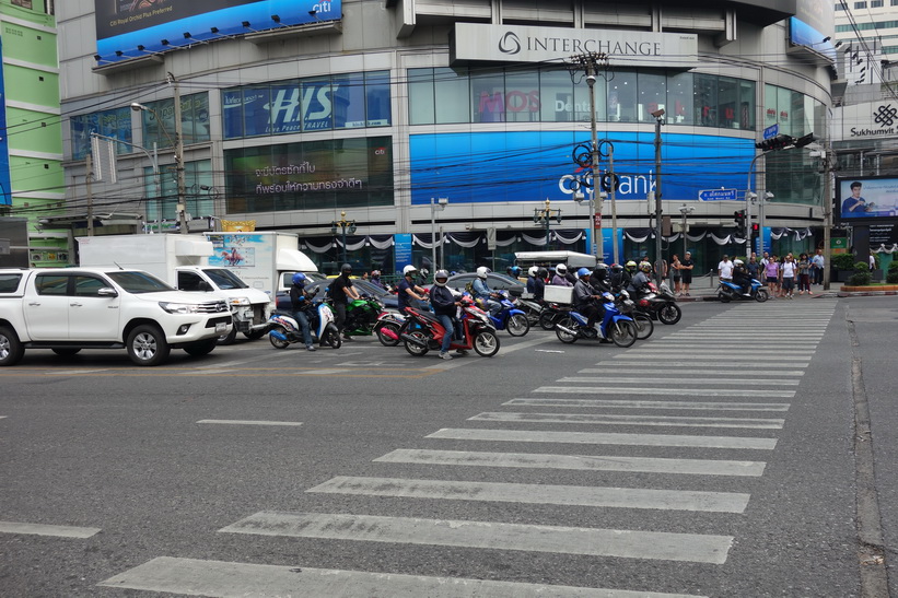 Korsningen Sukhumvit Road-Ratchdapisek Road-Asok Montri Road, Bangkok.