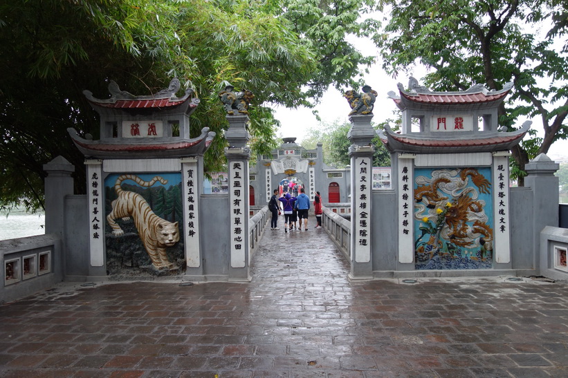 Entrén ut mot Cầu Thê Húc-bron som leder över till Ngoc Son Temple, Hanoi.