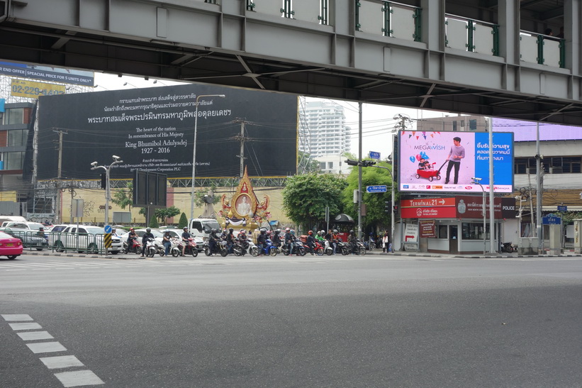 Korsningen Sukhumvit Road-Ratchdapisek Road-Asok Montri Road, Bangkok.