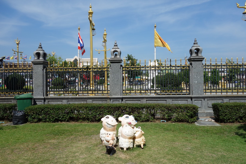 Små skulpturer framför templet Wat Sothorn Wararam Worawiharn, Chachoengsao.