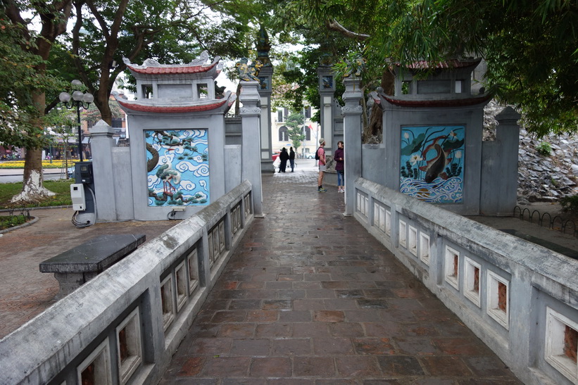 Entrén ut mot Cầu Thê Húc-bron som leder över till Ngoc Son Temple, Hanoi.