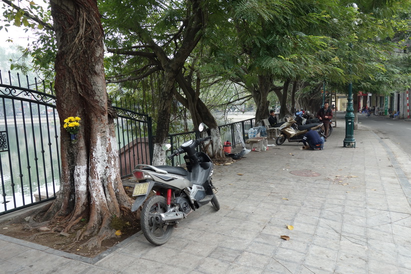 Gatuscen vid Hai Ba Trung-sjön, Hanoi.