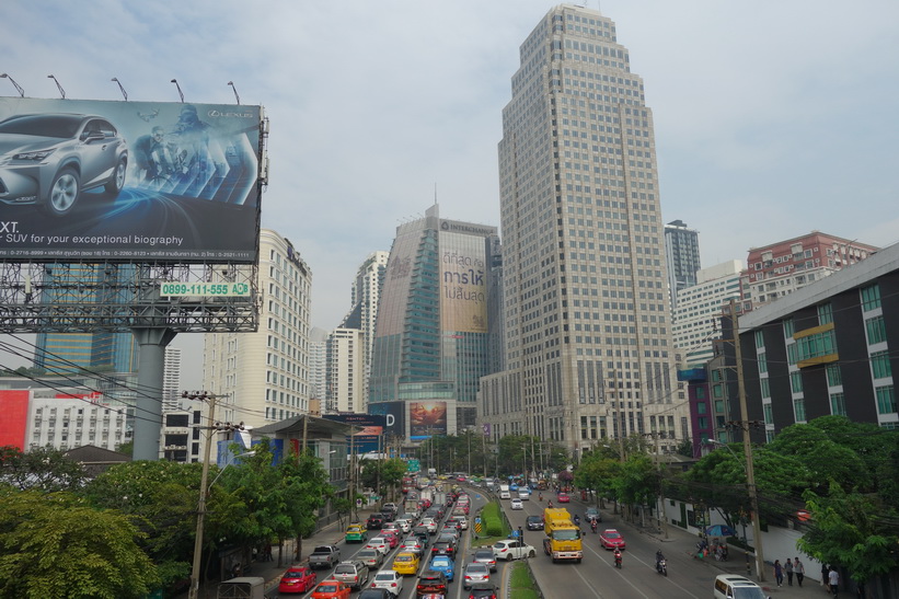 Byggnaden i förgrunden är Exchange Tower som står korsningen Sukhumvit Road-Ratchdapisek Road-Asok Montri Road, Bangkok.