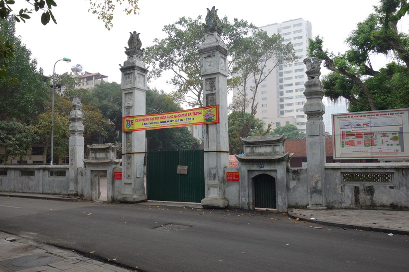 Entrén till Hai Ba Trung-templet, Hanoi.