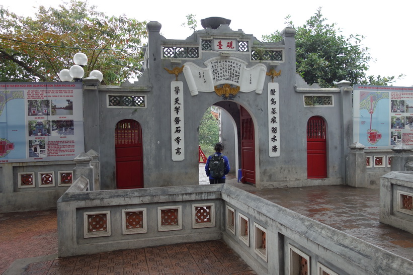 Entrén ut mot Cầu Thê Húc-bron som leder över till Ngoc Son Temple, Hanoi.