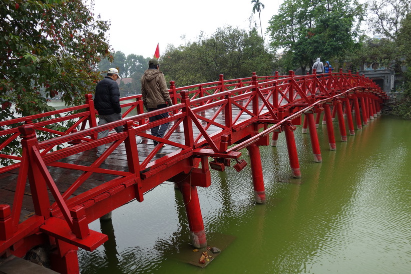 Cầu Thê Húc-bron som leder över till Ngoc Son Temple, Hanoi.