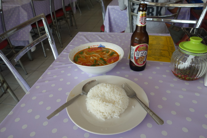 Stopp för en Tom Yum Kung-lunch under cykelturen i Bang Kachao, Bangkok.