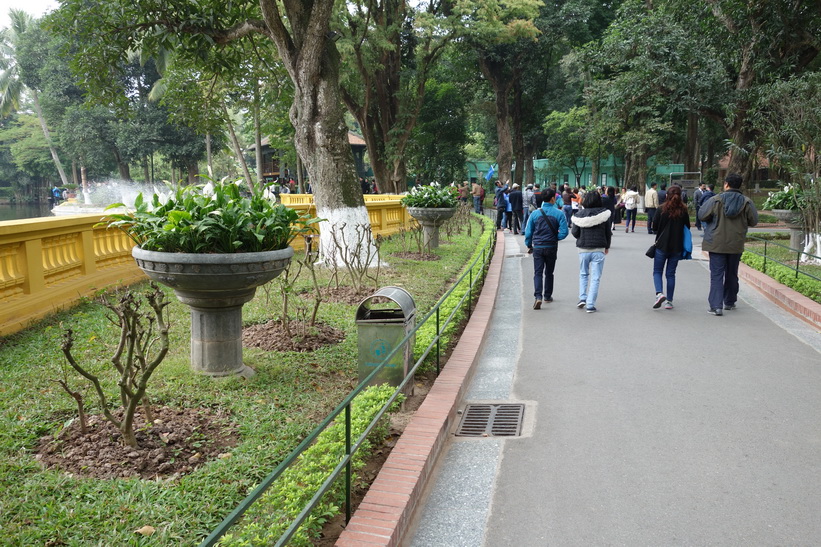 På promenad genom trädgården i Ho Chi Minh's residence, Ho Chi Minh complex, Hanoi.