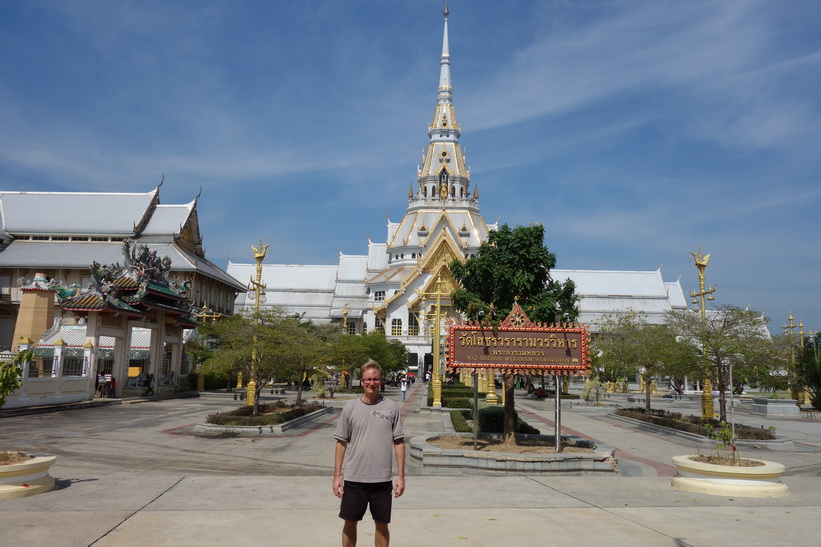 Stefan framför Wat Sothorn Wararam Worawiharn, Chachoengsao.