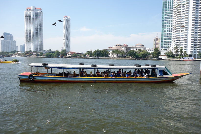 Passagerarbåt vid Mekhala Pier, Bangkok.