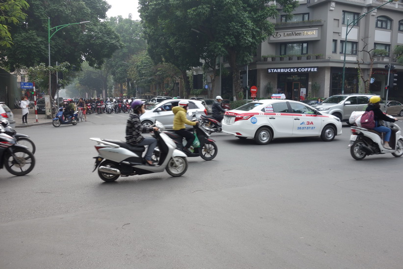 Gatuscen i centrala Hanoi.