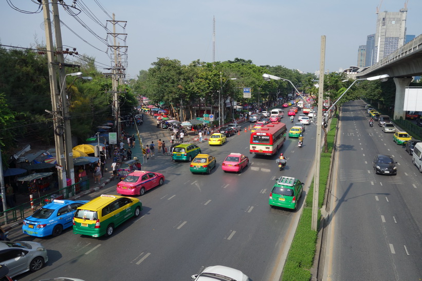 Mo Chit BTS station längst bort i bild, Bangkok.