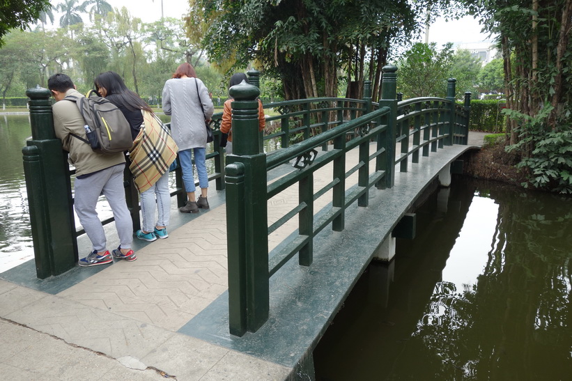 På promenad genom trädgården i Ho Chi Minh's residence, Ho Chi Minh complex, Hanoi.