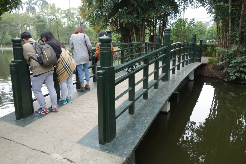 På promenad genom trädgården i Ho Chi Minh's residence, Ho Chi Minh complex, Hanoi.