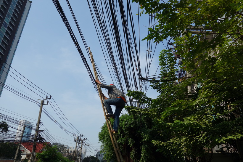 Arbete med elledningar längs Thanon Suan Phlu, Bangkok.