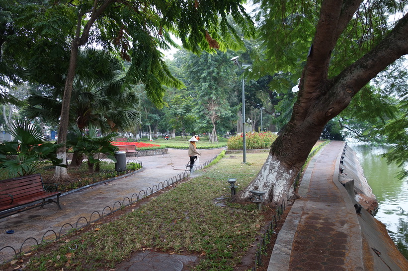 Promenad vid Hoan Kiem-sjön, Hanoi.