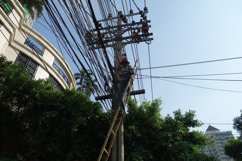 Arbete med elledningar längs Thanon Suan Phlu, Bangkok.