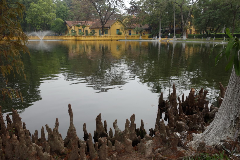 Dammen i Ho Chi Minh's residence, Ho Chi Minh complex, Hanoi.