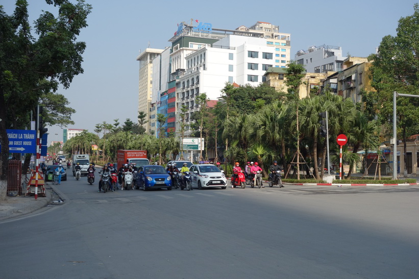 Gatuscen i närheten av Lotte Center, Hanoi.