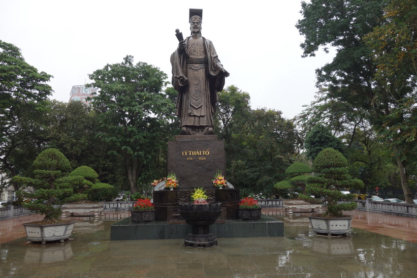 Statyn över Lý Thái Tổ, den förste monarken av Lydynastin, i parken Vườn hoa Lý Thái Tổ, Hanoi.