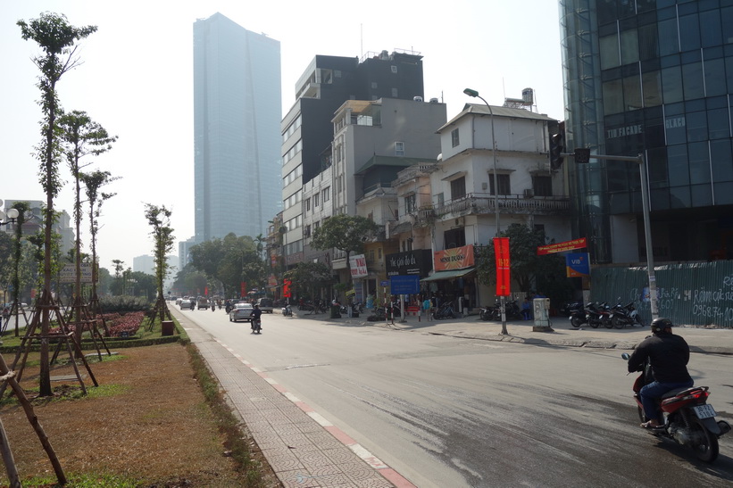 Gatuscen med Lotte Center i bakgrunden, Hanoi.