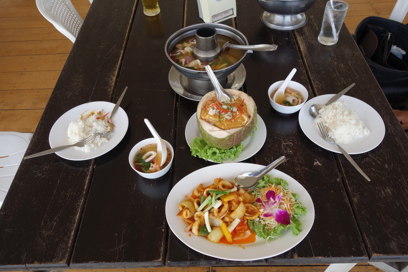 På restaurang Ruen Romsai, Chachoengsao.