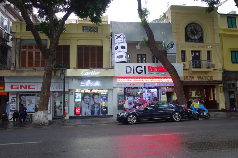 Affärer längs gatan Hàng Khay som går längs södra sidan av Hoan Kiem-sjön, Hanoi.