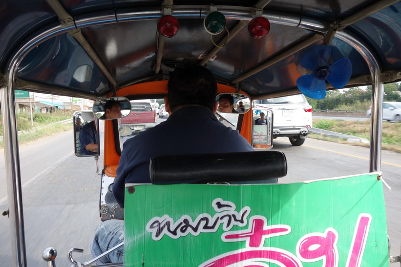 Vår Tuk-Tuk-chaufför tar oss vidare till Wat Saman Rattanaram, Chachoengsao.