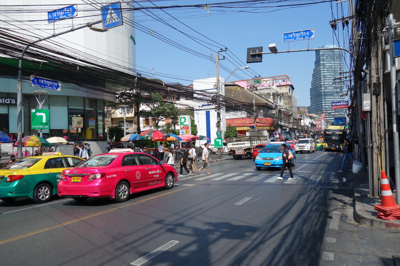 Gatuscen längs Charoen Krung road, Bangkok.