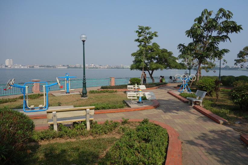 Park vid Hồ Tây-sjöns södra strandlinje, Hanoi.