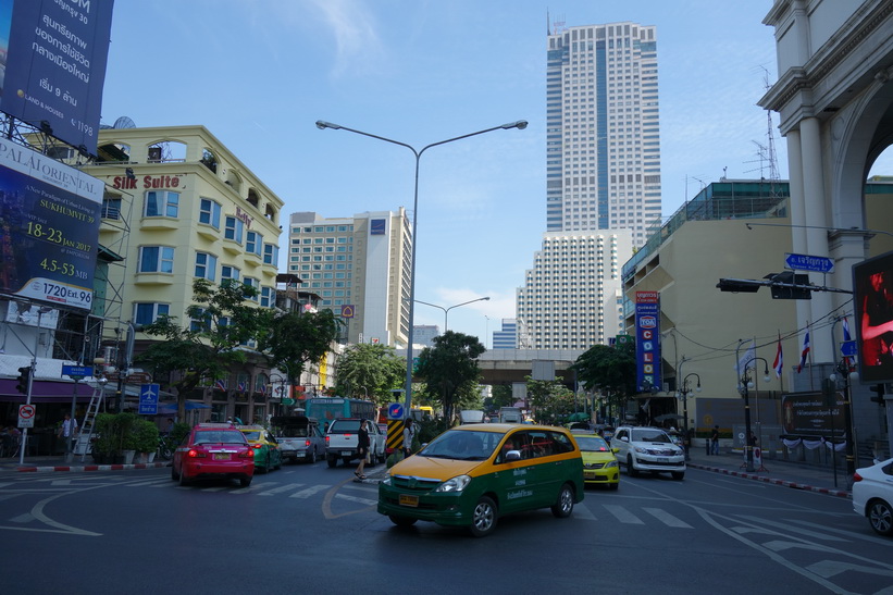 Gatuscen längs Charoen Krung road, Bangkok.