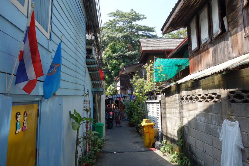 En av många små gränder i området runt det gamla tullhuset i Bangkok.