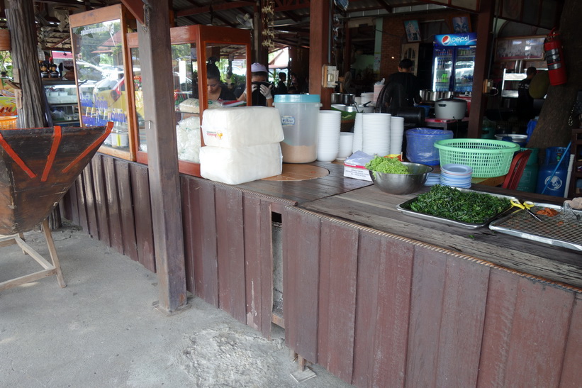 Lunch på restaurang i historiska parken i Ayutthaya.