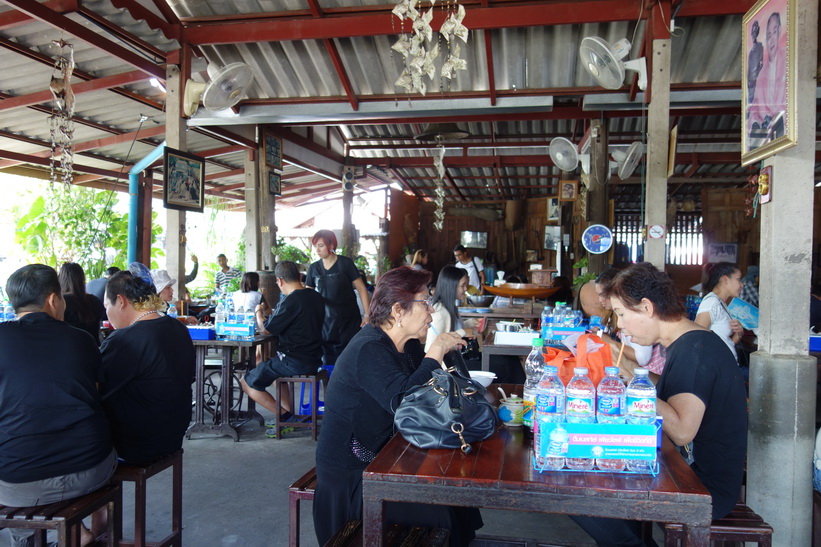 Lunch på restaurang i historiska parken i Ayutthaya.