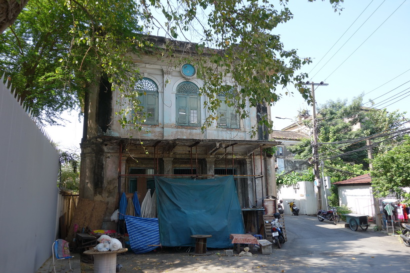 Gammal byggnad i närheten av det gamla tullhuset, Bangkok.