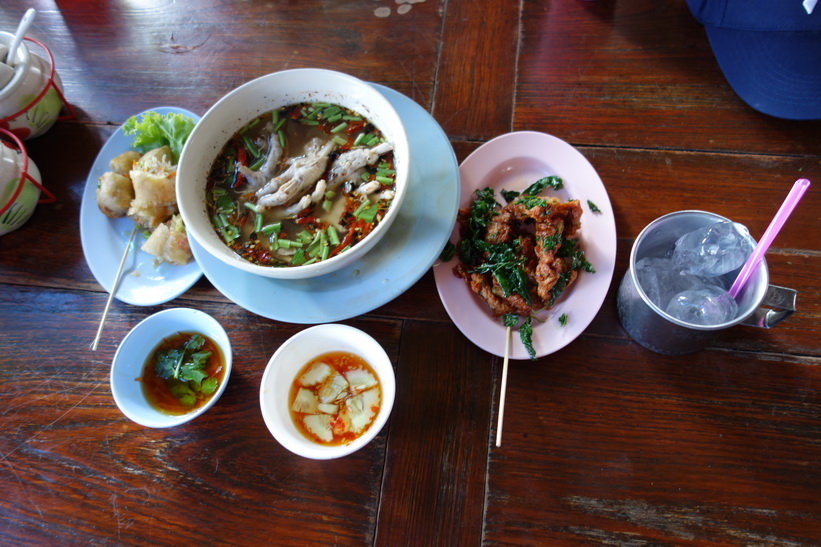 Lunch på restaurang i historiska parken i Ayutthaya.