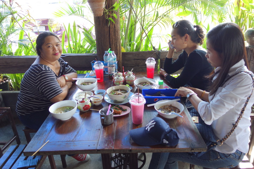 Lunch på restaurang i historiska parken i Ayutthaya. Från vänster till höger: Yhud, Aom och Top.