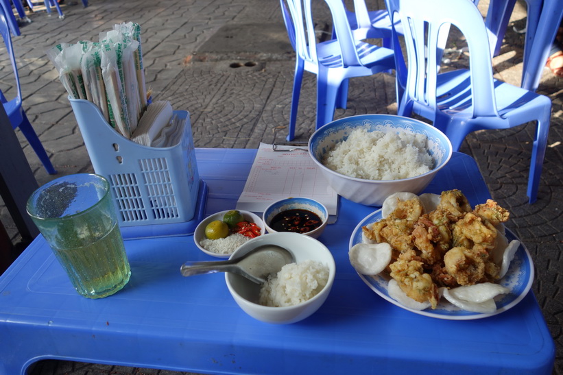 Rejäl lunch med en Bia Hoi till, Old Quarter, Hanoi.