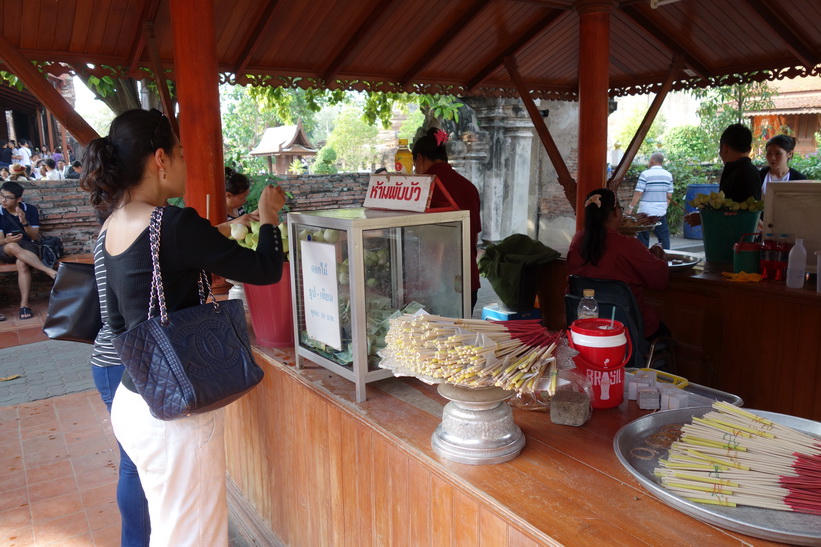 Yhud och Aom samlar merit i templet Wat Yai Chai Mongkhol, Ayutthaya.