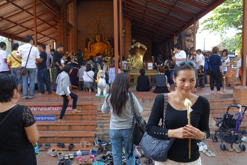Aom samlar merit i templet Wat Yai Chai Mongkhol, Ayutthaya.