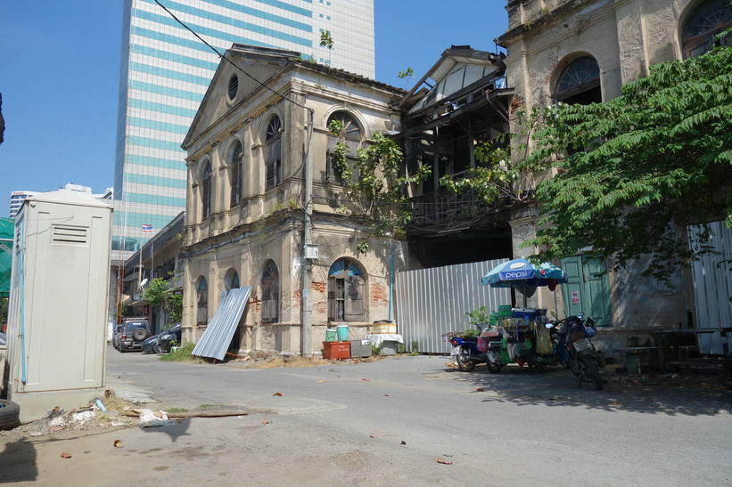 Det sorgligt nedgångna och vackra tullhuset i Bangkok.