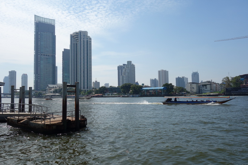 Den högsta byggnaden till vänster i bild är en av Bangkoks finaste lägenhetshus och kallas The River. Den främre byggnaden till vänster i bild är lyxhotellet The Peninsula.