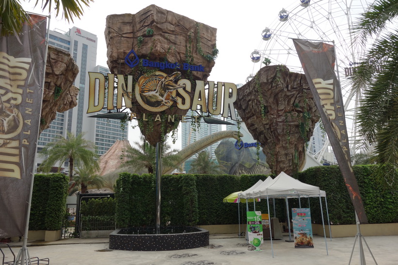 Dinosaur Planet Theme Park som öppnade i mars 2016, längs Sukhumvit Road, Bangkok.