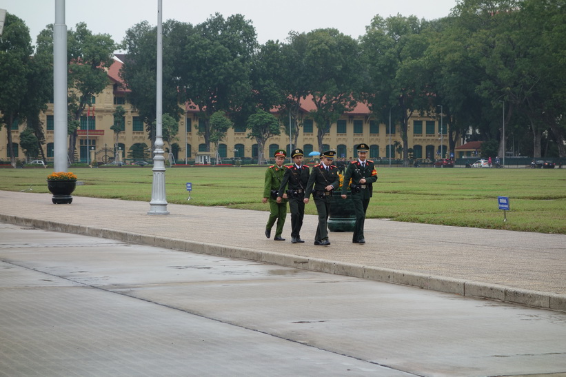 Militärmarsch på Ba Dinh-torget framför Ho Chi Minh-mausoleet, Hanoi.