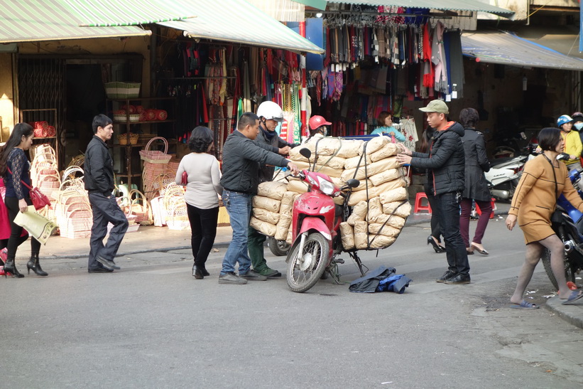 Snedfördelad last, Old Quarter, Hanoi.