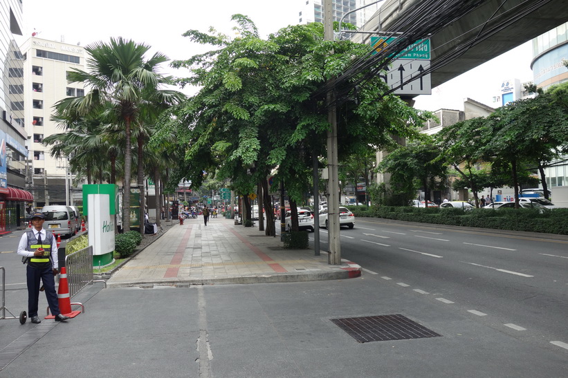 Gatuscen längs Sukhumvit Road nära Asok, Bangkok.