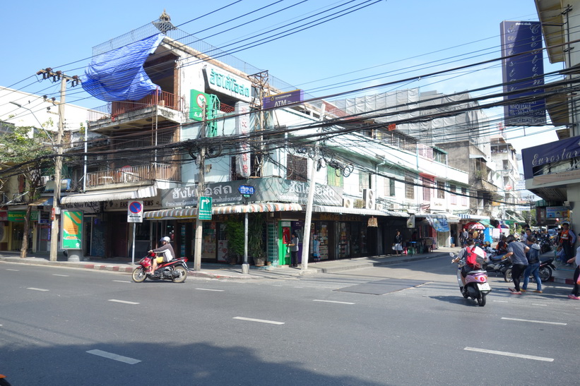 Gammal arkitektur längs Charoen Krung road, Bangkok.