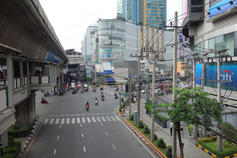 Shoppingcenter Terminal 21 i hörnet av korsningen Sukhumvit Road-Ratchdapisek Road-Asok Montri Road, Bangkok.