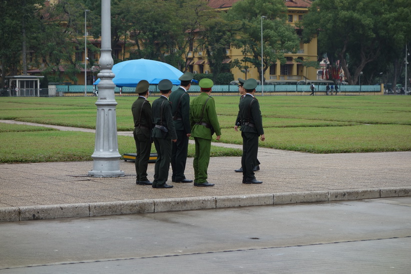 Militärmarsch på Ba Dinh-torget framför Ho Chi Minh-mausoleet, Hanoi.