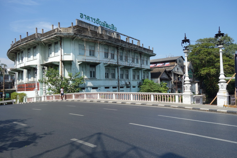 Gammal arkitektur längs Charoen Krung road, Bangkok.